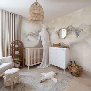 Abstrakte beige Tapete mit Bergen für das Schlaf- oder Wohnzimmer. Boho Wandbespannung, Wanddekor.