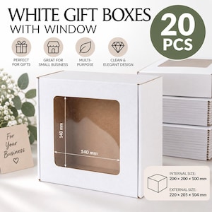 Può includere: Un set di 20 scatole regalo bianche con finestra trasparente. Le scatole presentano una finestra quadrata di 140 mm per 140 mm. Le dimensioni interne sono 200 x 200 x 100 mm e quelle esterne 220 x 205 x 104 mm. Il testo recita WHITE GIFT BOXES WITH WINDOW.