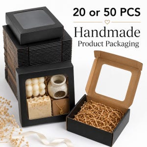 Könnte beinhalten: Ein Stapel schwarzer Pappschachteln mit Sichtfenstern und der Aufschrift 20 or 50 PCS Handmade Product Packaging. Eine Schachtel enthält eine Bubble-Kerze, einen Keramik-Ölbrenner, ein Seifenstück und eine Halskette. Eine offene Schachtel enthält braunes Füllmaterial.
