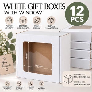 Op de afbeelding: Een set van 12 witte kartonnen geschenkdozen met een doorzichtig venster. De dozen hebben een vierkante uitsparing van 140 mm bij 140 mm. De interne afmetingen zijn 200 x 200 x 100 mm en de externe afmetingen zijn 220 x 205 x 104 mm.