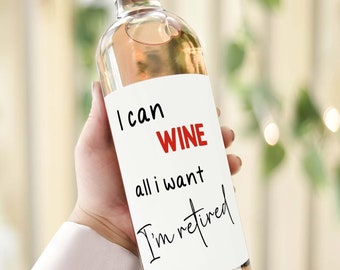 Puede incluir: Una botella de vino transparente, llena de un líquido rosado, sostenida por una persona. La botella tiene una etiqueta blanca con el texto "I can WINE all I want I'm retired" en negro y rojo. El tapón es rosa.