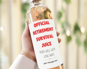 Puede incluir: Una botella de vino de vidrio transparente con una etiqueta rosa. La etiqueta dice "OFFICIAL RETIREMENT SURVIVAL JUICE" en texto rojo, "PAIRS WELL WITH LONG NAPS" y "your message here". La botella contiene un líquido rosado y tiene una tapa rosa.