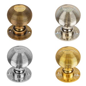 K&ouml;nnte beinhalten: Vier dekorative T&uuml;rkn&ouml;pfe in Messing-, Nickel- und Goldausf&uuml;hrungen. Jeder Knopf hat ein kugelf&ouml;rmiges Design mit konzentrischen Rillen und einer kreisf&ouml;rmigen Basis. Geeignet f&uuml;r Innenarchitekturprojekte.