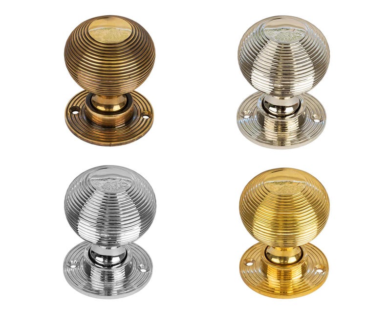 K&ouml;nnte beinhalten: Vier dekorative T&uuml;rkn&ouml;pfe in Messing-, Nickel- und Goldausf&uuml;hrungen. Jeder Knopf hat ein kugelf&ouml;rmiges Design mit konzentrischen Rillen und einer kreisf&ouml;rmigen Basis. Geeignet f&uuml;r Innenarchitekturprojekte.