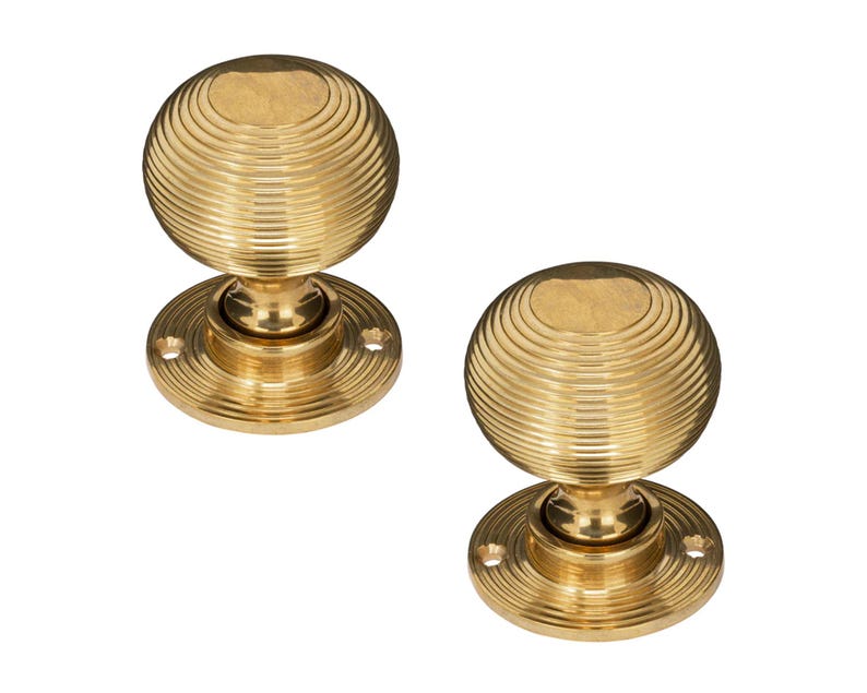 K&ouml;nnte beinhalten: Zwei T&uuml;rkn&ouml;pfe aus Messing. Jeder Knopf hat ein kugelf&ouml;rmiges Design mit Rillen und sitzt auf einer kreisf&ouml;rmigen Basis. Die Kn&ouml;pfe sind goldfarben und f&uuml;r Innent&uuml;ren geeignet.