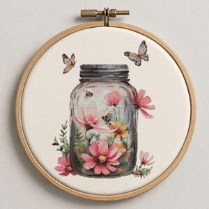 Vintage Glas mit Rosa Kosmos Blumen und Schmetterlingen Kreuzstichmuster PDF - Floral Botanische Stickdatei
