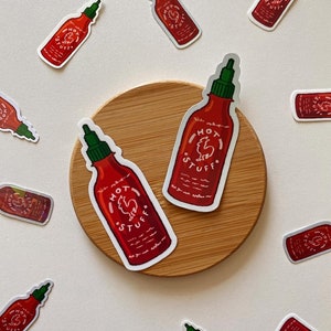 Hot Stuff Sriracha Sticker - Wordt geleverd in vinyl of holografische sticker | Gestanste laptopsticker, drinkfles, dagboek, plakboek, waterdicht