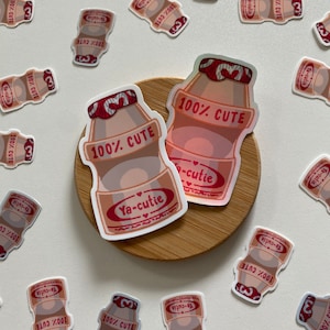 Ya-cutie Yakult drinkflessticker - Wordt geleverd in vinyl of holografische sticker | Gestanste laptopsticker, drinkfles, dagboek, scrapbooking