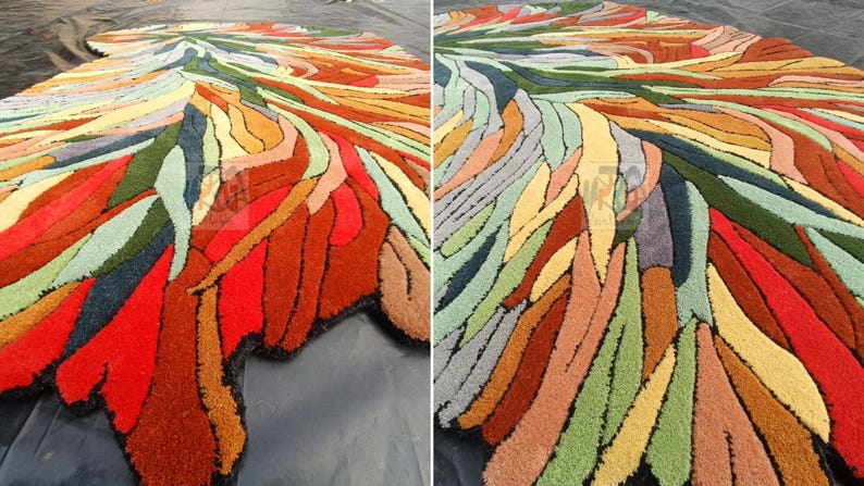 Pode incluir: Um tapete abstrato colorido com um design ondulado e org&acirc;nico. O tapete &eacute; feito de diferentes tons de vermelho, laranja, amarelo, verde, azul e marrom.