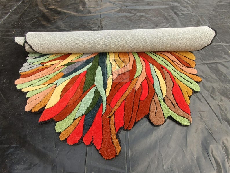 Pode incluir: Um tapete abstrato colorido com uma forma org&acirc;nica &uacute;nica. O tapete &eacute; feito de um material macio e felpudo e apresenta uma variedade de cores, incluindo vermelho, laranja, amarelo, verde, azul e marrom.