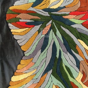 Pode incluir: Tapete de &aacute;rea abstrato com um design colorido e em camadas que apresenta tons de verde, azul, amarelo, laranja, vermelho e cinza. O tapete tem uma forma &uacute;nica e org&acirc;nica.