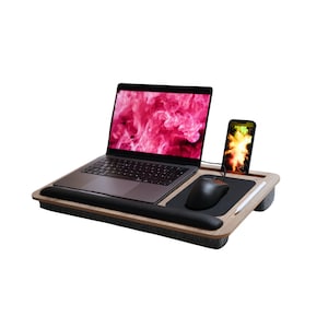 Könnte beinhalten: Ein Laptop-Schreibtisch aus Holz mit einer schwarzen Maus, einem Laptop und einem Smartphone. Der Laptop hat eine schwarze Tastatur und einen rosa-roten Bildschirm. Das Smartphone ist angeschlossen und hat einen farbenfrohen Bildschirm. Eine schwarze Handgelenkauflage ist enthalten.