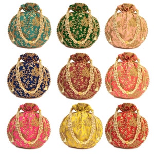 Puede incluir: Nueve bolsas de cordón bordadas en varios colores, incluyendo turquesa, verde, rosa, azul, burdeos, coral, rosa intenso, amarillo y rojo. Cada bolsa presenta un diseño floral dorado y un cordón de cuentas de imitación de perlas.