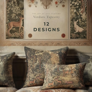 Könnte beinhalten: Ein Set mit 12 Kissen mit einem Gobelin-Design, das eine Waldszene zeigt. Die Kissen sind auf einem Sofa mit einem braunen und goldenen gemusterten Stoff angeordnet. Die Kissen sind aus einem weichen, bequemen Stoff gefertigt und in verschiedenen Farben gehalten, darunter Grün, Braun und Beige. Die Kissen sind perfekt, um jedem Raum einen Hauch von Natur zu verleihen.