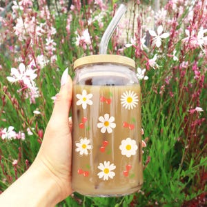 Cherry Daisy Glass Cup, Floral Design Drinkware Iced Coffee Cup, Retro Flower Sippy Cup, Glass Can with Lid and Straw, 16 oz Daisy Glass Cup