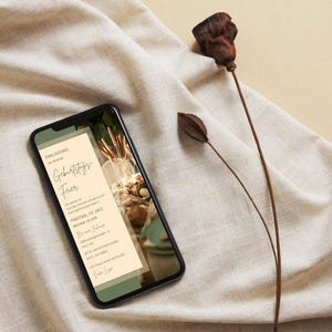 Op de afbeelding: Een smartphone die een verjaardagsfeestuitnodiging weergeeft met een groen en beige kleurenschema. De uitnodiging luidt "Einladung zu meinem Geburtstags-Feier" en bevat details over het evenement, zoals de datum, tijd en locatie.