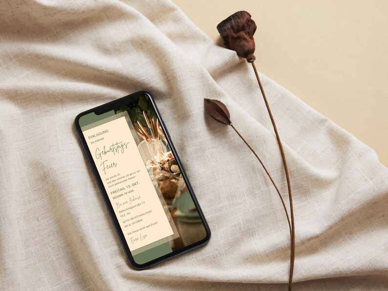Op de afbeelding: Een smartphone die een verjaardagsfeestuitnodiging weergeeft met een groen en beige kleurenschema. De uitnodiging luidt "Einladung zu meinem Geburtstags-Feier" en bevat details over het evenement, zoals de datum, tijd en locatie.