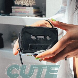 Monedero Fydelity con diseño de casete retro de los 80 / Monedero pequeño negro para mujer / Regalo DIY para ella / Crea tu propio monedero con cintas de casete y personalízalo