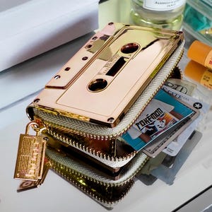 Monedero Fydelity con diseño de casete retro de los 80 / Monedero pequeño dorado para mujer / Regalo DIY para ella / Crea tu propio monedero con cintas de casete y personalízalo
