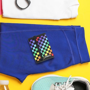 Cartera de los años 80 hecha con tela rPET reciclada. Una cartera genial para hombre o un bonito regalo para mujer. Cartera plegable pequeña y sencilla para hombre con cuadros y arcoíris.