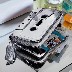Monedero Fydelity con diseño de casete retro de los 80 / Monedero plateado pequeño para mujer / Regalo DIY para ella / Crea tu propio monedero con cintas de casete y personalízalo