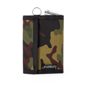 Puede incluir: Cartera tríptica con estampado de camuflaje, ribete negro y anilla metálica. La cartera contiene dinero en efectivo y tiene el nombre de la marca "FYDELITY" en texto blanco.