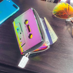 Monedero Fydelity con diseño de casete retro de los 80 / Monedero morado pequeño para mujer / Regalo DIY para ella / Crea tu propio monedero con cintas de casete y personalízalo