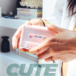 Monedero Fydelity con diseño de casete retro de los 80 / Monedero pequeño rosa para mujer / Regalo DIY para ella / Crea tu propio monedero con cintas de casete y personalízalo