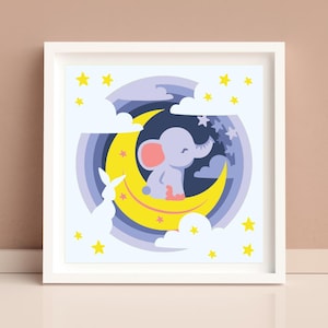 Puede incluir: Una impresión enmarcada en blanco con una ilustración morada, azul y amarilla de un elefante sentado en una luna creciente. La luna está rodeada de nubes y estrellas.