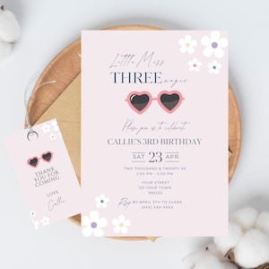 Puede incluir: Invitación de cumpleaños rosa con un diseño floral y el texto "Little Miss Three" y "Please join us to celebrate Callie's 3rd Birthday". La invitación incluye la fecha, la hora y la ubicación de la fiesta.