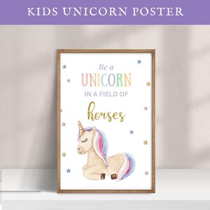 Soyez une licorne dans un champ de chevaux, filles magiques arc-en-ciel, carte de couleurs pastel, art mural pour chambre d'enfant, décoration de chambre d'enfant, idée cadeau baby shower