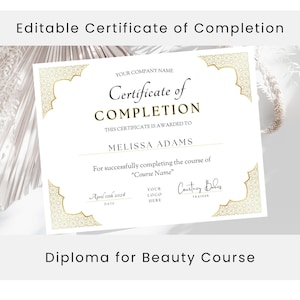 Pode incluir: Um certificado branco com bordas e texto dourados. O certificado diz "Certificado de Conclusão" e inclui campos para um nome, nome do curso, data e assinatura do instrutor. O texto "Diploma para Curso de Beleza" está na parte inferior.
