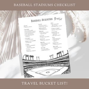 Może przedstawiać: Czarno-biała lista stadionów baseballowych z tekstem "Baseball Stadiums Bucket List" i szczegółową ilustracją boiska do baseballu. Tekst "Travel Bucket List!" znajduje się na dole.