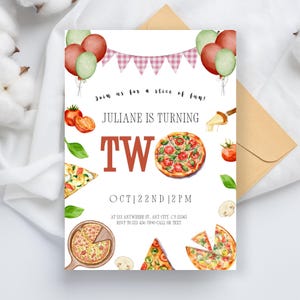 Puede incluir: Una tarjeta de invitaci&oacute;n blanca con una pancarta a cuadros rojos y blancos, globos rojos y verdes y un tema de pizza. El texto de la tarjeta dice "Join us for a slice of fun! Juliane is turning Two Oct 22nd 2PM At 123 Anywhere St. Any City, CS 12343 RSVP to 123-456-7890 Call or Text".