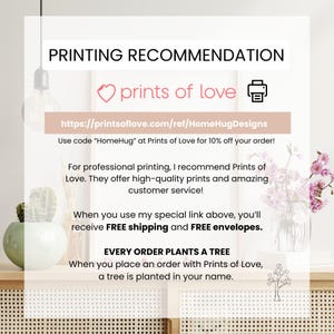 以下が含まれることがあります： ハートとプリンターのアイコンが付いた「印刷の推奨」と「prints of love」というテキストが書かれたピンクと白のグラフィック。テキスト「https://printsoflove.com/ref/HomeHugDesigns」も含まれています。このグラフィックは、無料配送と無料封筒のためにこのリンクを使用することを推奨しています。また、すべての注文で木が植えられることも示しています。
