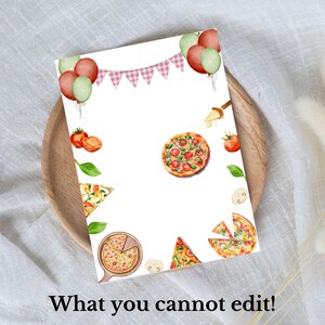 Puede incluir: Una invitaci&oacute;n imprimible para una fiesta de pizza con fondo blanco, globos rojos y verdes, una pancarta a cuadros rojos y blancos e ilustraciones de acuarela de rebanadas de pizza, tomates, champi&ntilde;ones y una cu&ntilde;a de queso.