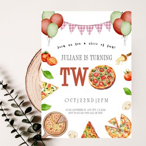 Puede incluir: Una invitaci&oacute;n colorida para una fiesta de cumplea&ntilde;os con tem&aacute;tica de pizza. La invitaci&oacute;n presenta un fondo a cuadros rojo y blanco, globos y rebanadas de pizza. El texto de la invitaci&oacute;n dice: "&iexcl;&Uacute;nete a nosotros para una porci&oacute;n de diversi&oacute;n! Juliane cumple dos a&ntilde;os. Oct 22nd 2pm. En 123 Anywhere St. Any City, CS 12345. RSVP al 123-456-7890 Llama o env&iacute;a un mensaje de texto."