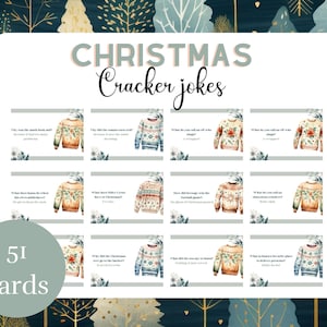 Può includere: Un set di 51 carte di barzellette per cracker di Natale con un design ad acquerello di un maglione festivo su ogni carta. Le carte sono stampate su carta bianca con un bordo verde.