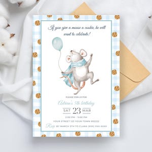 Puede incluir: Una invitación con estampado de cuadros azules y blancos con un ratón de dibujos animados que sostiene un globo azul. La invitación es para el 5º cumpleaños de Adrián, el sábado 23 de marzo de 2:00 PM a 5:00 PM. El texto "Si le das una galleta a un ratón, ¡querrá celebrar!" está en la parte superior de la invitación.