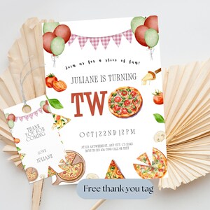 Puede incluir: Una invitaci&oacute;n imprimible para una fiesta de cumplea&ntilde;os con tem&aacute;tica de pizza. La invitaci&oacute;n presenta un fondo a cuadros rojo y blanco, una pizza con ingredientes y el texto "Juliane cumple dos a&ntilde;os". La invitaci&oacute;n tambi&eacute;n incluye la fecha y la hora de la fiesta, as&iacute; como la direcci&oacute;n y la informaci&oacute;n de RSVP.