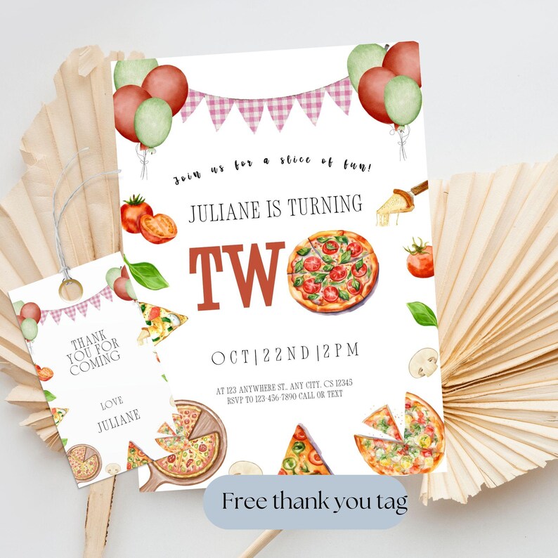 Puede incluir: Una invitaci&oacute;n imprimible para una fiesta de cumplea&ntilde;os con tem&aacute;tica de pizza. La invitaci&oacute;n presenta un fondo a cuadros rojo y blanco, una pizza con ingredientes y el texto "Juliane cumple dos a&ntilde;os". La invitaci&oacute;n tambi&eacute;n incluye la fecha y la hora de la fiesta, as&iacute; como la direcci&oacute;n y la informaci&oacute;n de RSVP.