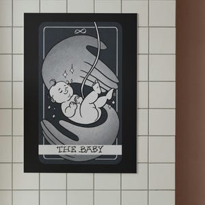 Poster Tarocchi 'The Baby' | Fine Art Tarot Dark Nursery | Carta Opaca Eco-Friendly in Varie Dimensioni