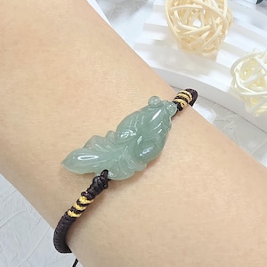 Grön guldfisksnideriberlock infattad i justerbart flätat armband - Autentisk burmesisk jadeit av klass A (翡翠).