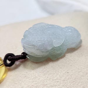 Ciondolo per borsa a forma di rospo dei soldi a 3 zampe traslucido (三脚金蟾) in autentica giadeite birmana di grado A (翡翠). Certificato di autenticità incluso.