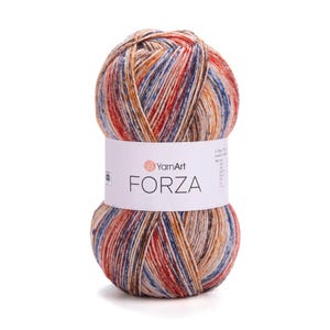 Può includere: Gomitolo di filato YarnArt FORZA, con una miscela di colori rosso, blu, arancione e marrone. Il filato è avvolto con un'etichetta bianca che mostra il nome del marchio e le informazioni sul prodotto. Adatto per progetti di maglia e uncinetto.