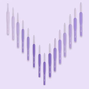 Pode incluir: Um conjunto de catorze agulhas de crochê com cabos ergonômicos em tom violeta claro dispostos em forma de V. Cada agulha de metal apresenta uma etiqueta de tamanho impressa e a marca Tulip, variando de pontas finas a grossas para fios.