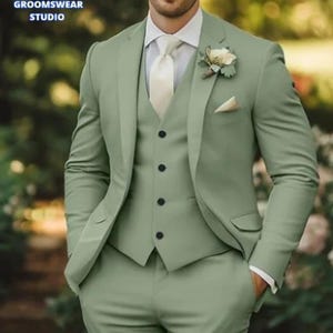 Męski, trzyczęściowy garnitur ślubny w kolorze szałwiowej zieleni, dopasowany do sylwetki