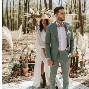 Dwuczęściowy garnitur w kolorze szałwiowej zieleni: klasyczny garnitur na wesele lub bal maturalny