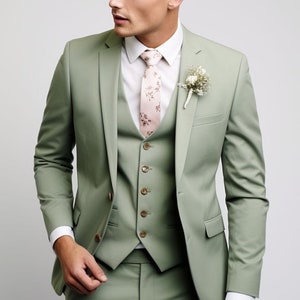 Zielony garnitur męski w kolorze szałwiowym: trzyczęściowy garnitur ślubny szyty na miarę