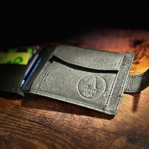 Cartera de corcho natural para hombre de Assisi Style - Cartera vegana negra para hombre, con bloqueo RFID - Regalo ético y sostenible, ideal para el tercer aniversario